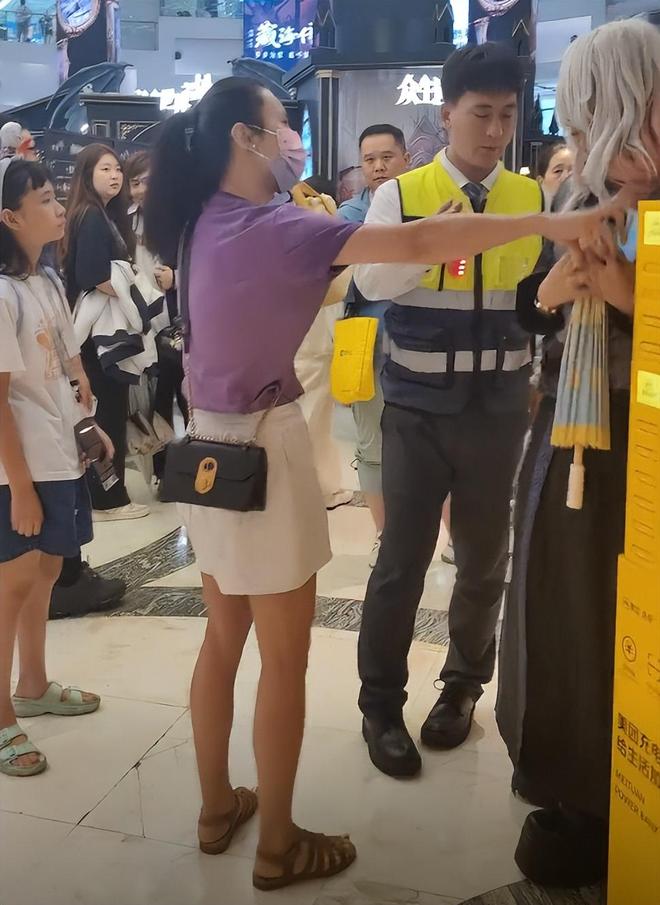 人好心提醒却被怼甚至还抢路人手机新葡京上海母女戴辱华发箍逛街路(图8)