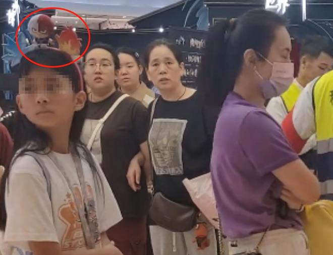 人好心提醒却被怼甚至还抢路人手机新葡京上海母女戴辱华发箍逛街路(图13)