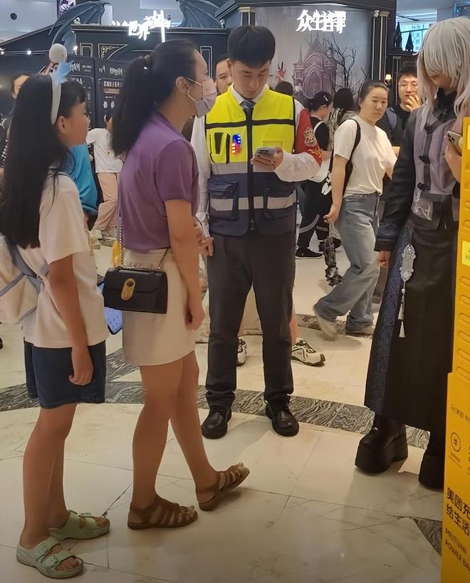 人好心提醒却被怼甚至还抢路人手机新葡京上海母女戴辱华发箍逛街路(图7)