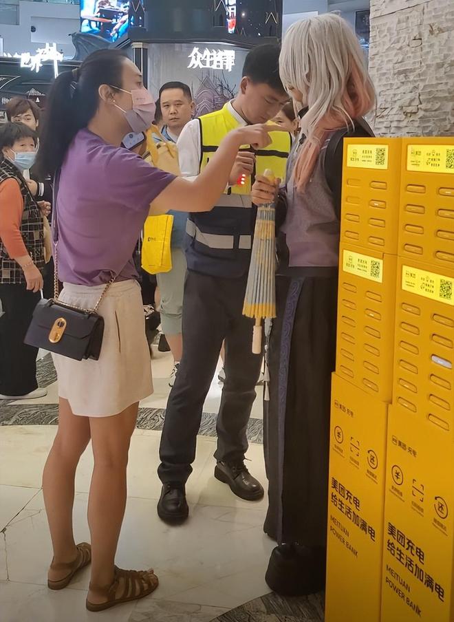 人好心提醒却被怼甚至还抢路人手机新葡京上海母女戴辱华发箍逛街路(图20)