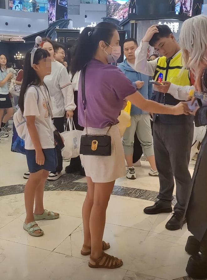 人好心提醒却被怼甚至还抢路人手机新葡京上海母女戴辱华发箍逛街路(图11)