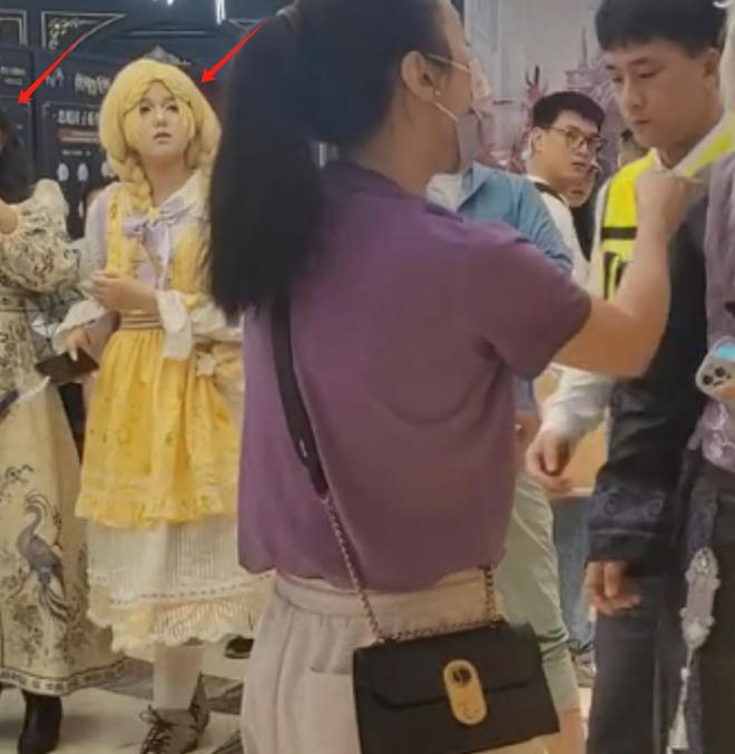 人好心提醒却被怼甚至还抢路人手机新葡京上海母女戴辱华发箍逛街路(图15)