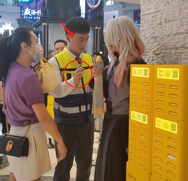 人好心提醒却被怼甚至还抢路人手机新葡京上海母女戴辱华发箍逛街路(图4)