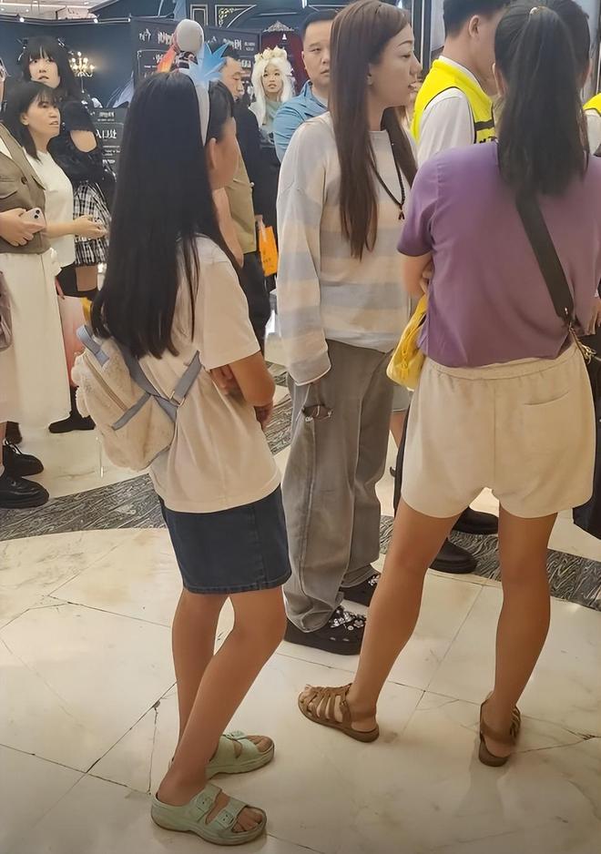 人好心提醒却被怼甚至还抢路人手机新葡京上