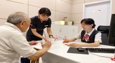 银行济南分行深耕养老金融从适老服务到数智守护的实践之路新葡京娱乐场app以金融温度筑牢老年消保防线——浙商(图2)